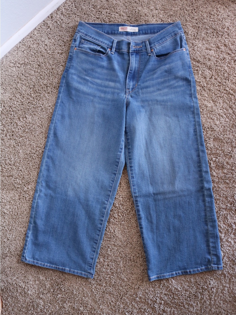 Signature by Levi Strauss Light Wash Blue Denim Wide Leg Capri | Size 6